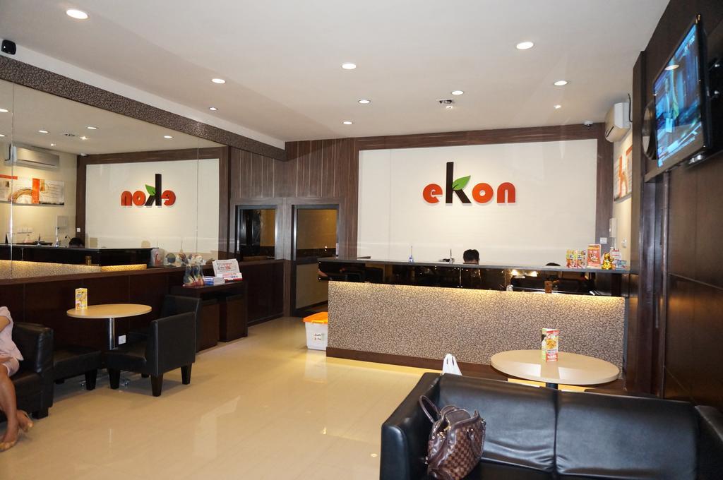 Ekon Hotel Yogyakarta Exterior foto